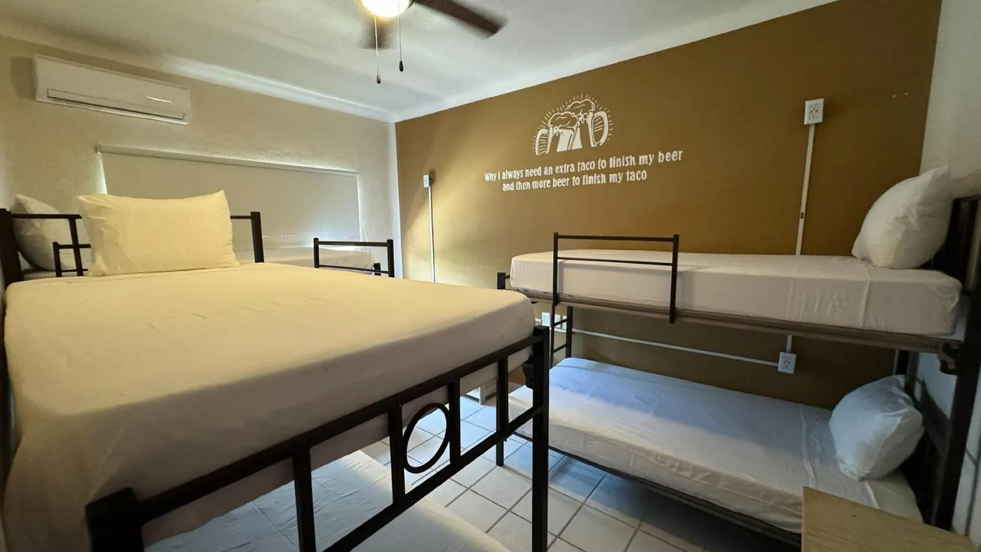 Beer Hostel by Mala Vecindad Playa del Carmen Pensión